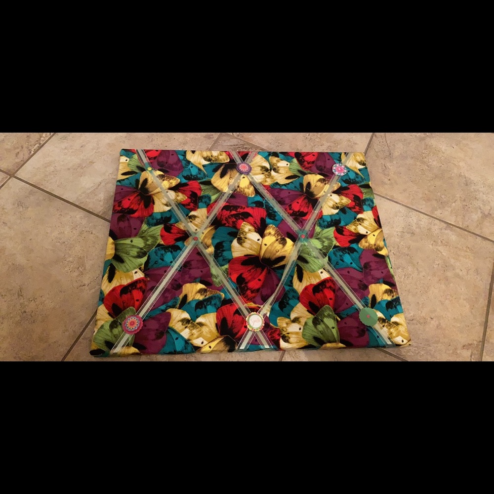 Cloth bulletin board